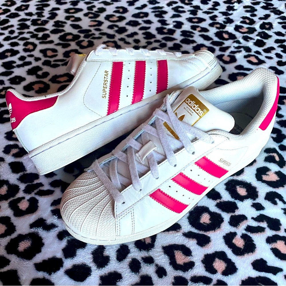 Adidas Original Superstar sneakers in white leather and hot pink stripes